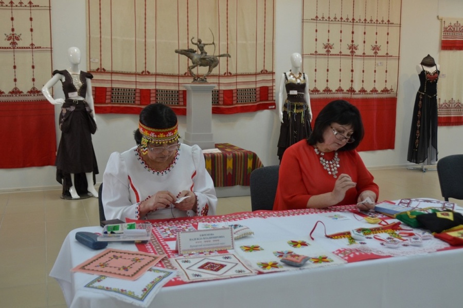 Вышивальщица Надежда Ефремова представила округ на ежегодном республиканском конкурсе «В краю ста тысяч вышивок»