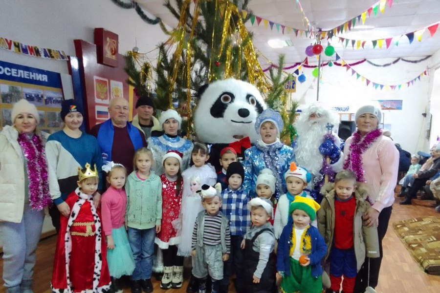 Новогоднее настроение подарено пожилым людям и семьям с детьми