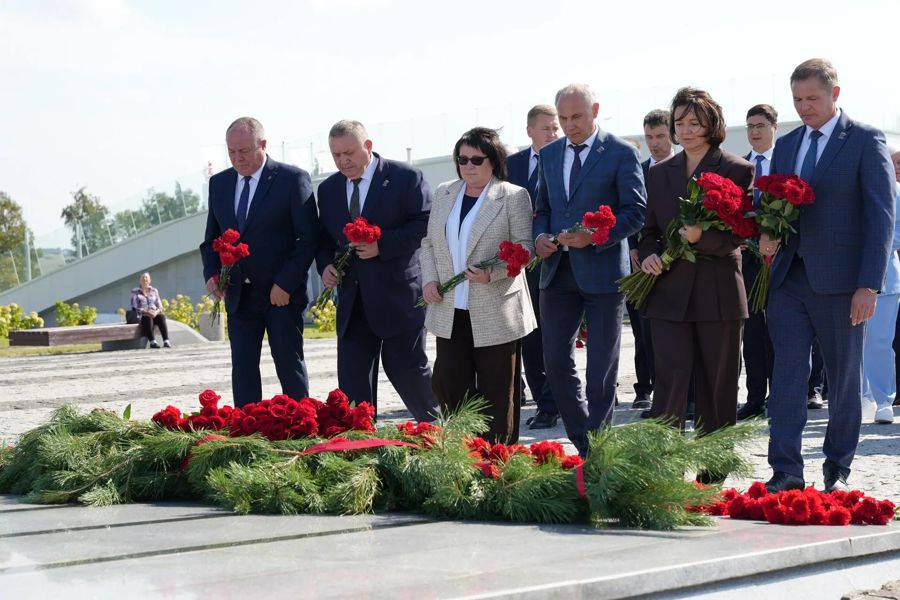 Глава Алатырского муниципального округа Нина Ивановна Шпилевая приняла участие в торжественно-траурной церемонии возложения цветов к Мемориалу «Строителям безмолвных рубежей»