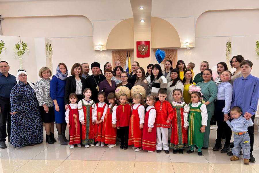В отделе ЗАГС Шемуршинского муниципального округа в торжественной обстановке поздравили мамочек, вынашивающих малышей.
