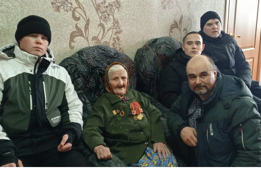 Студенты расчистили снег с крыши дома ветерана Великой Отечественной войны в Цивильске