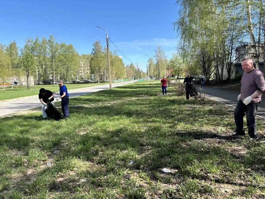 Сотрудники Управления по делам гражданской обороны и чрезвычайных ситуаций города Новочебоксарска провели субботник на собственной и прилегающей территории.
