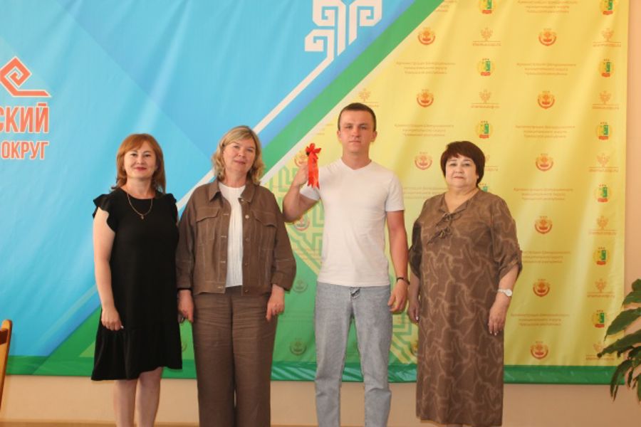 Старт самостоятельной жизни: в Шемуршинском округе вручили ключи сироте‑новосёлу