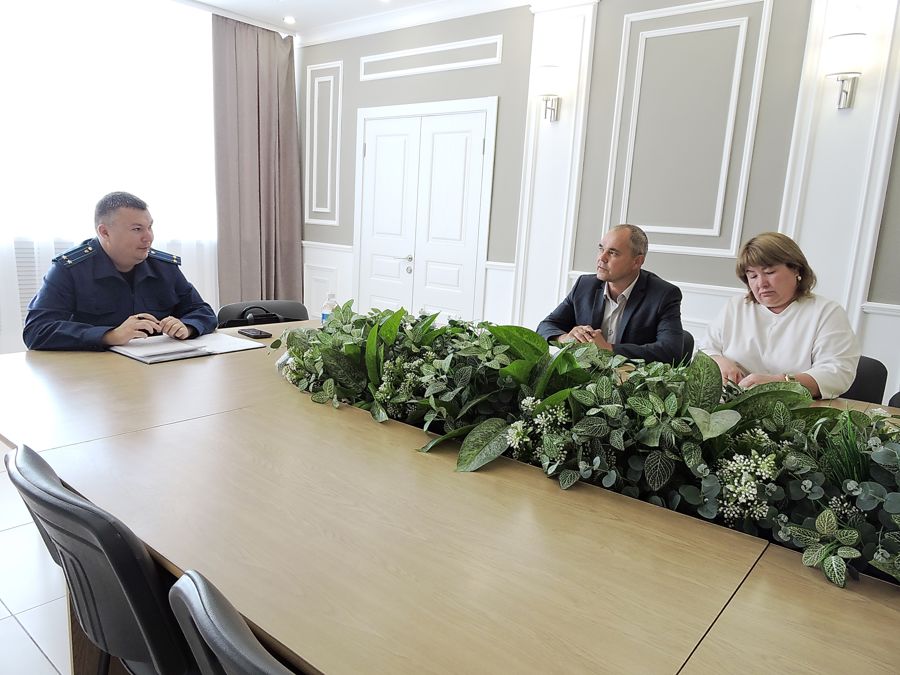 Чебоксарский межрайонный природоохранный прокурор Николай Костенко провел прием граждан