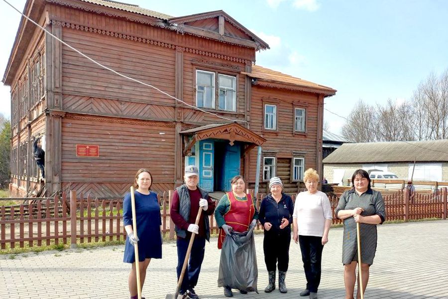 Сотрудники музеев муниципалитета поддержали экологический месячник уборкой территории