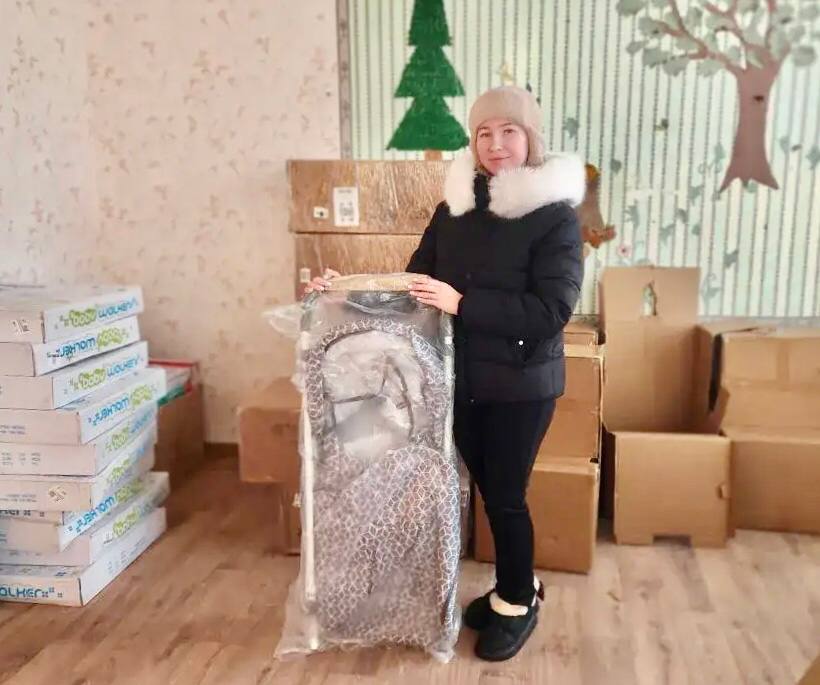 Детские вещи в бесплатный прокат: молодая мама получила санки для малыша