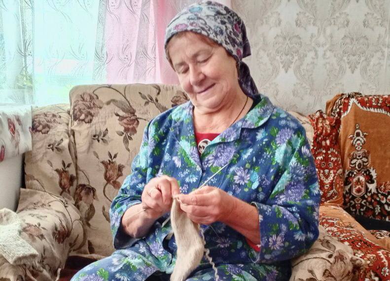 Рукоделие как философия долголетия:  подопечные центра соцобслуживания празднуют день вязания
