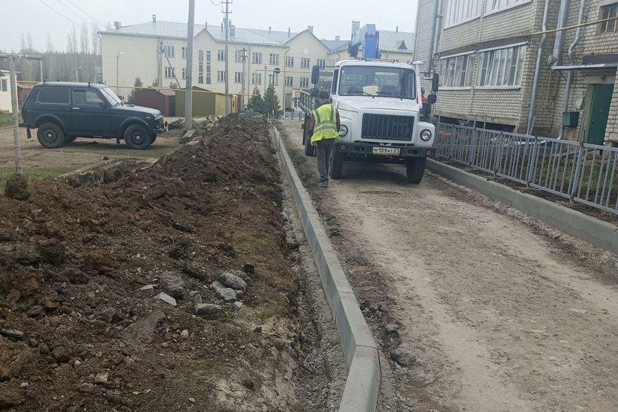 В селе Янтиково продолжается ремонт дворовой территории по проспекту Ленина, д. 54