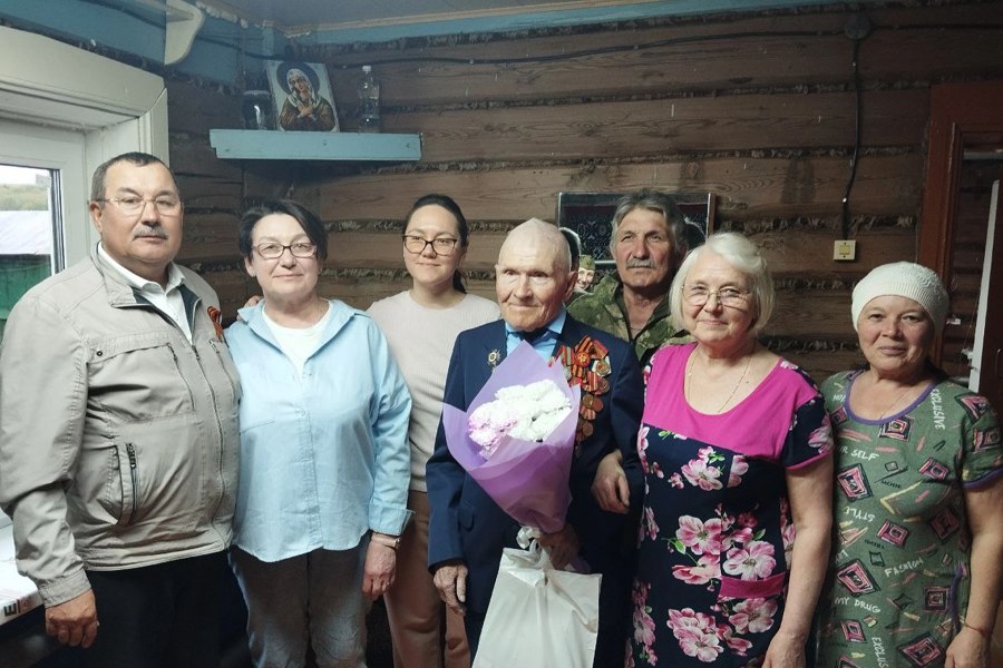Участник Великой Отечественной войны и труженицы тыла Климовского поселения принимают поздравления с Днем Победы