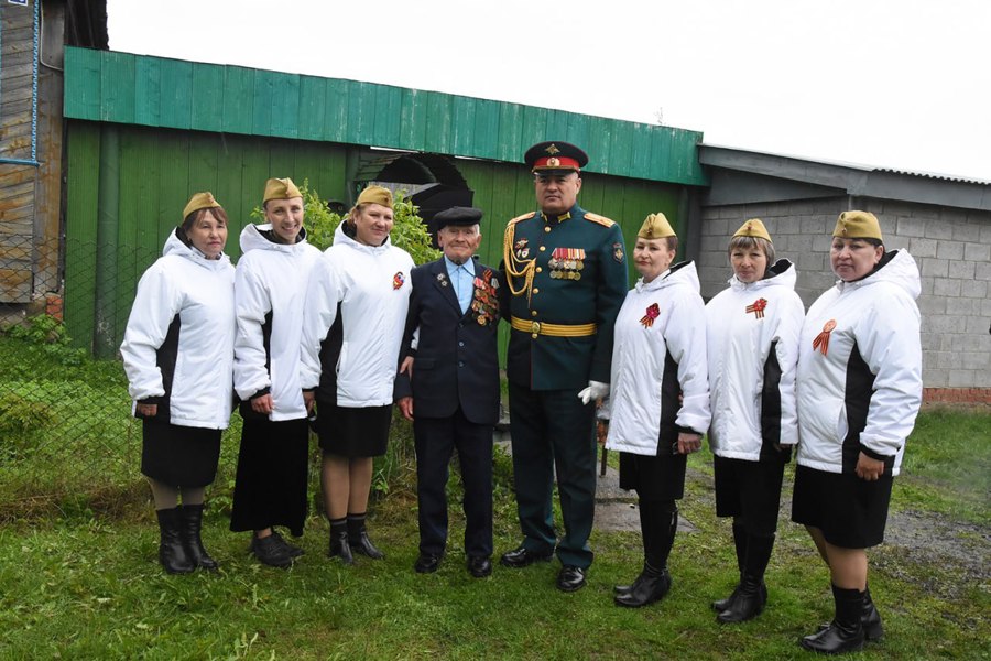 В Ибресинском округе у дома ветерана Великой Отечественной войны прошёл персональный Парад Победы