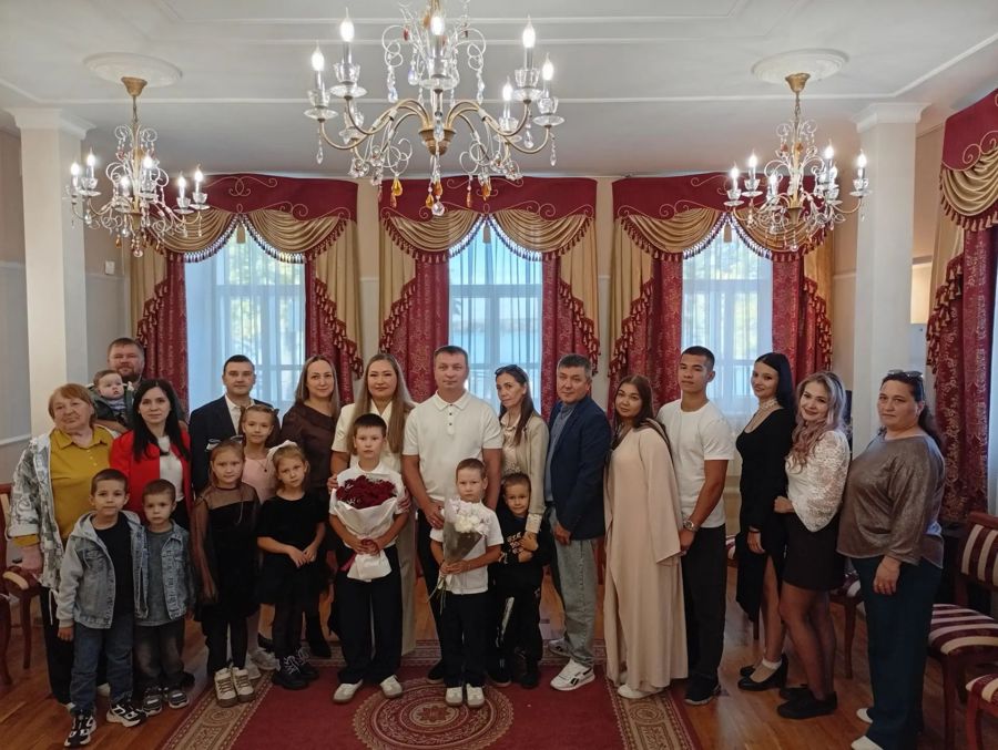 «Розовая» свадьба: Владимир и Надежда Тарасовы отметили 10‑летие совместной жизни