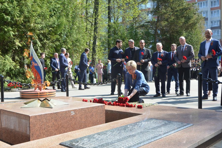 Депутаты Госсовета Чувашии возложили цветы к Братской могиле воинов
