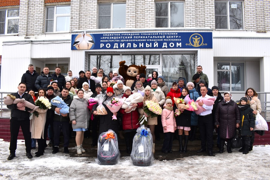 В Президентском перинатальном центре молодым родителям вручили автокресла