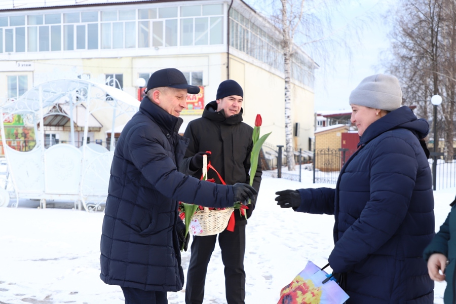 Глава Комсомольского муниципального округа поздравил с Международным женским днем