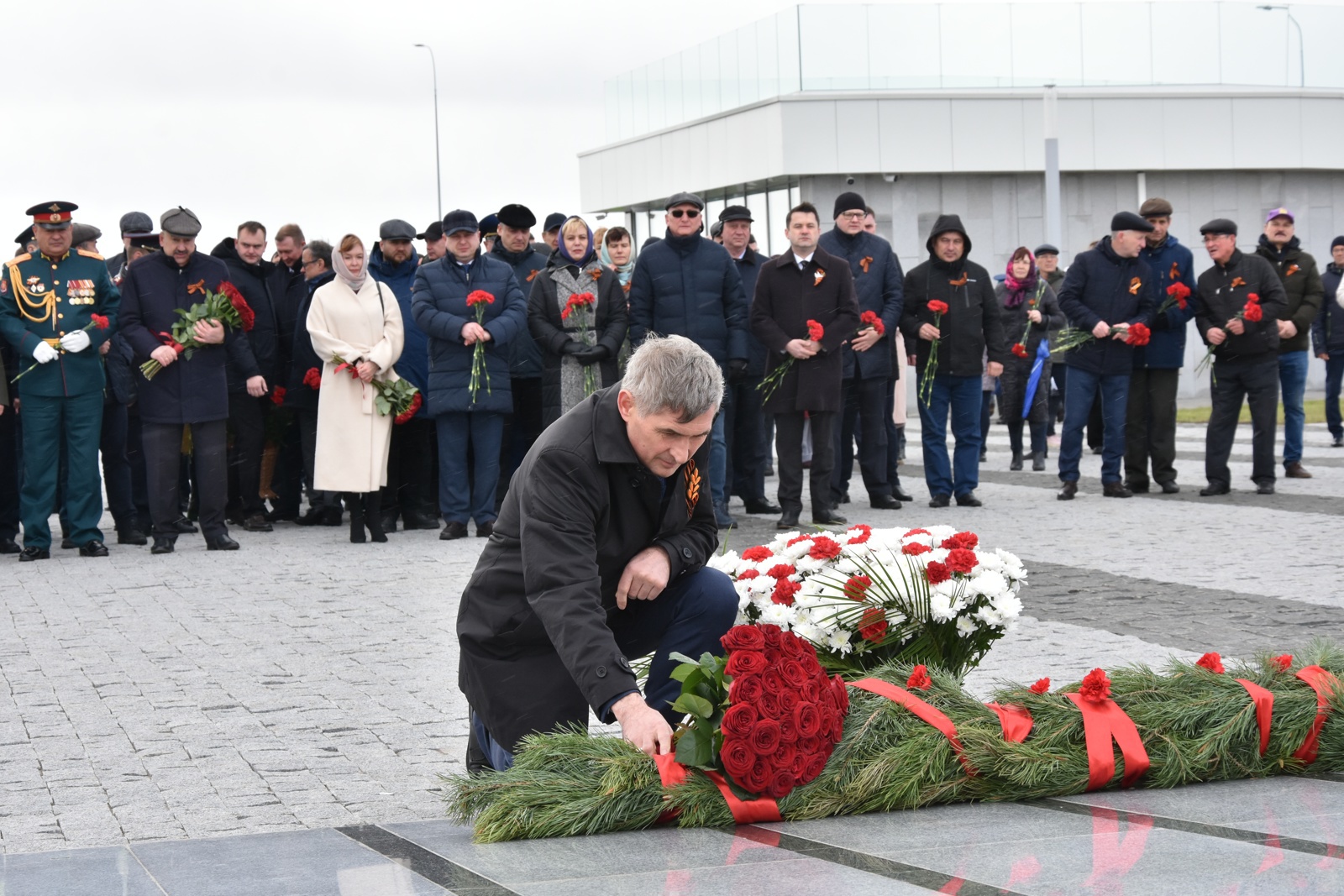 Сӑр тата Хусан хӳтӗлев чиккисене тӑвакансене халалланӑ мемориалта Чӑваш Ен Пуҫлӑхӗ Олег Николаев паттӑрсене чыс туса чӗрӗ чечексем хунӑ