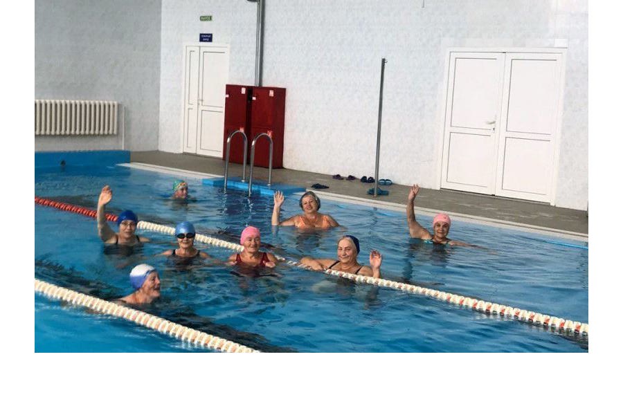 Плавание в бассейне благотворно влияет на здоровье пожилых людей