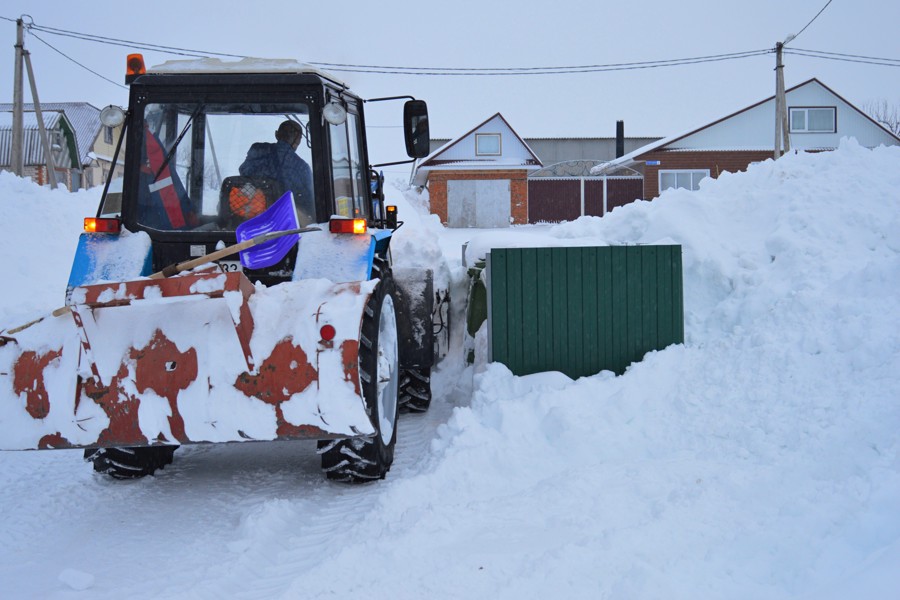 Очистка контейнерных площадок от снега в Янтиковском округе продолжается
