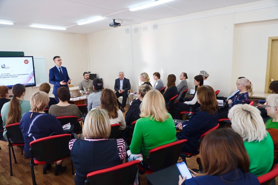 Министр образования Чувашии Дмитрий Захаров и протоиерей Димитрий Нестеренко встретились с педагогическими работниками