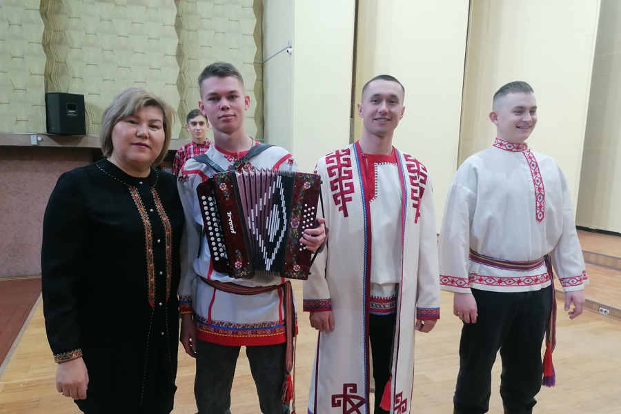 Студенты и преподаватели Чебоксарского музыкального училища поддержали республиканскую акцию «На работу с вышивкой» от Минкультуры Чувашии