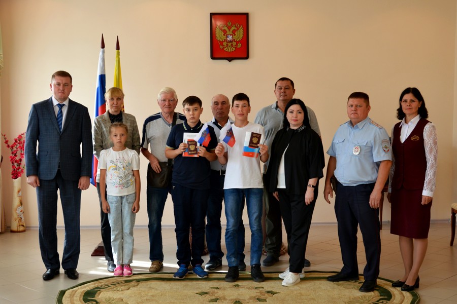 В Янтиковском округе  в День Государственного флага России состоялось торжественное вручение паспортов