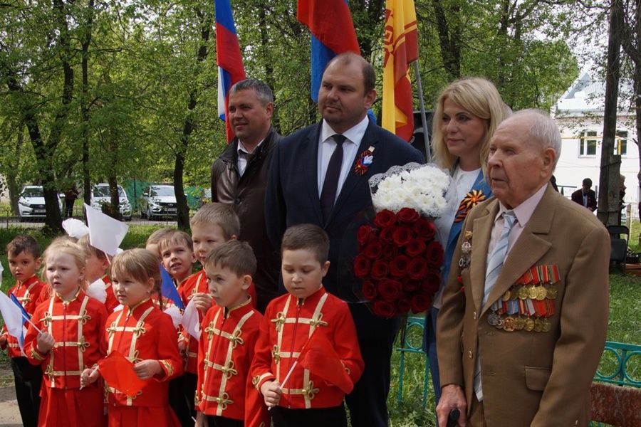 Торжественное поздравление ветерана ВОВ во дворе дома