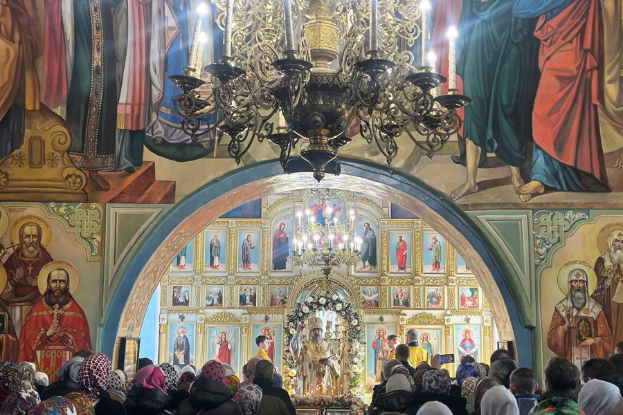 23 февраля, в день защитника Отечества, в храме Покрова Пресвятой Богородицы села Ходары Шумерлинского округа митрополит Чебоксарский и Чувашский Савватий совершил Божественную литургию.
