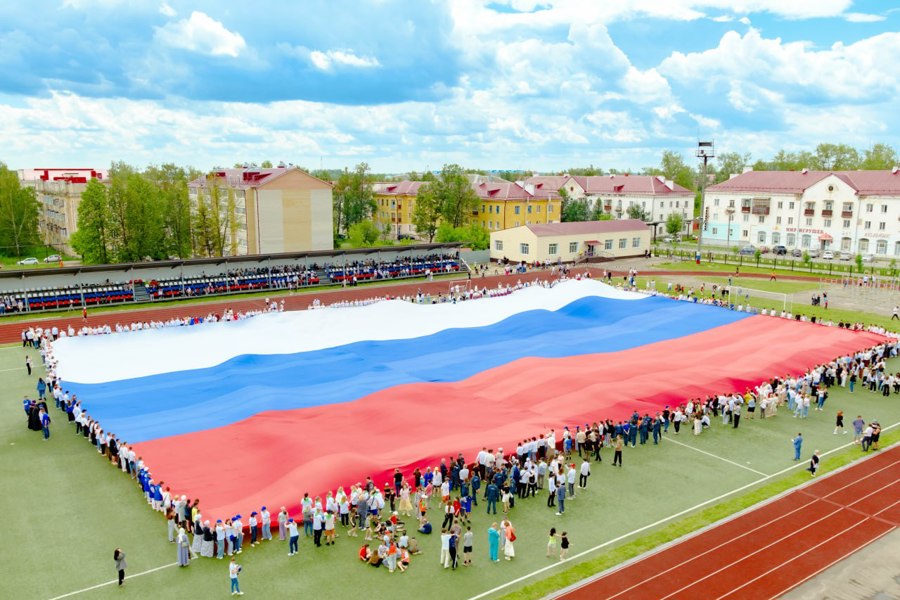 Поздравление главы города Канаш Виталия Николаевича Михайлова с Днем Государственного флага Российской Федерации