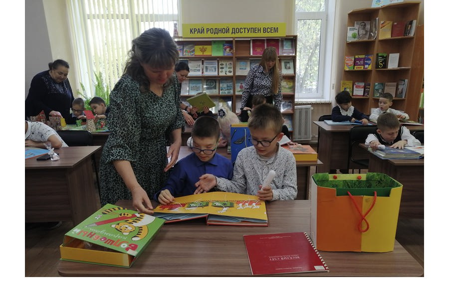 В специальной библиотеке проведена акция-поздравление ко Дню учителя