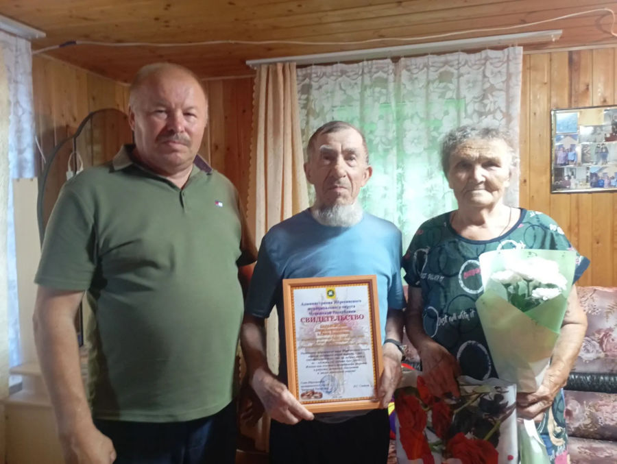 55 лет совместной жизни отметили жители села Новое Чурашево Ибресинского района — Петр Александрович и Раиса Захаровна Парамоновы