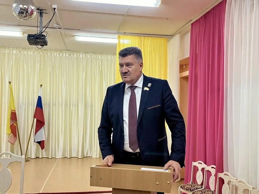 Депутат Владимир Викторов обсудил развитие дошкольного образования с коллективом и родителями детского сада «Пурнеске» поселка Кугеси
