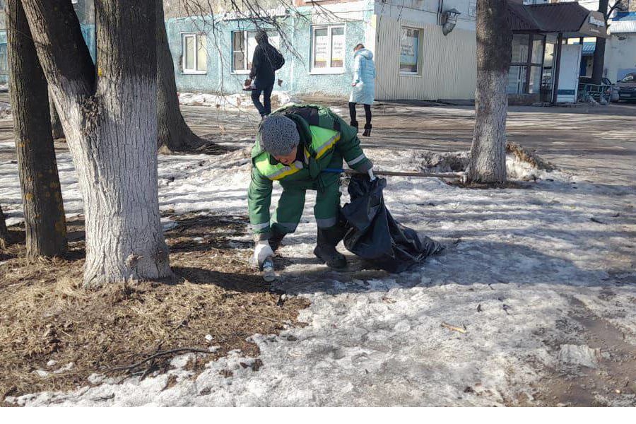 На улицах города Чебоксары продолжается уборка случайного мусора