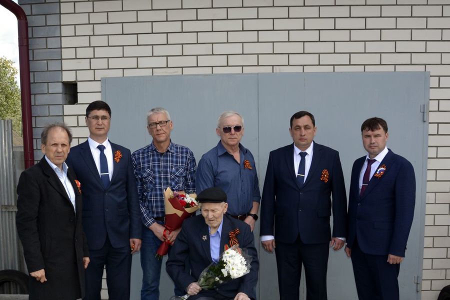 Состоялось открытие памятной доски на доме ветерана ВОВ Н.Г. Алексеева. Алексей Матросов поздравил его с днем Победы