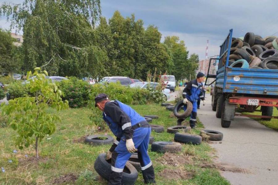 С территории Ленинского района за август вывезено 98 автомобильных шин