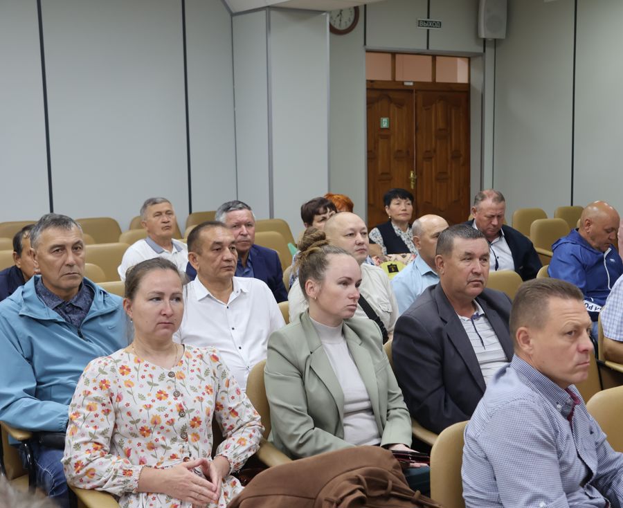 Юрий Константинов провёл еженедельное совещание в администрации Цивильского округа
