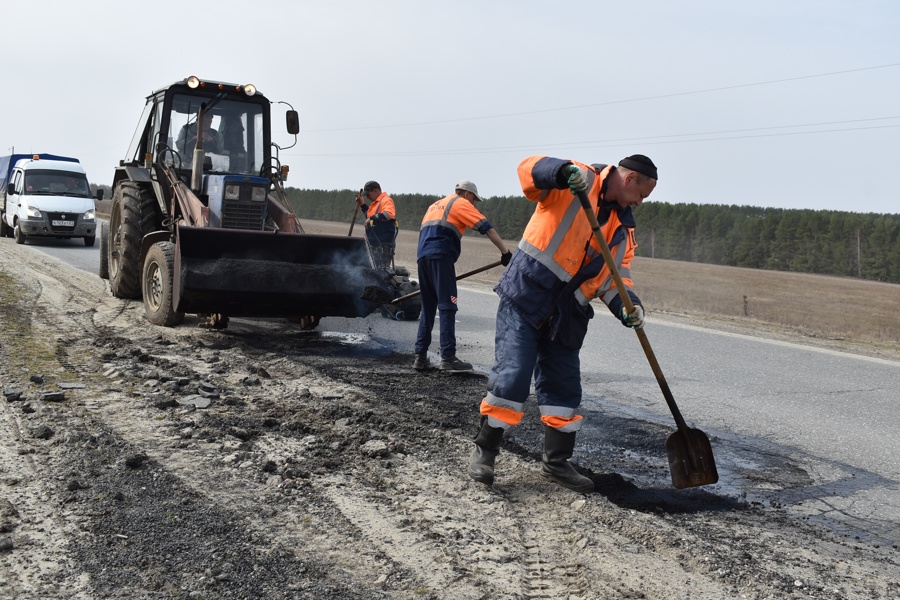 В Ядринском муниципальном округе продолжаются дорожные работы по ямочному ремонту