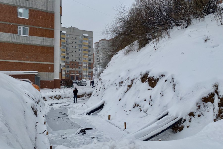 В Чебоксарах восстанавливают подпорную стенку