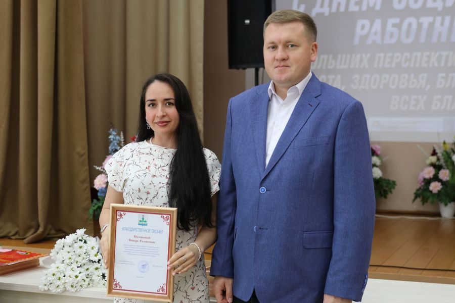 Глава Чебоксарского округа поздравил сотрудников дома-интернат для престарелых и инвалидов с праздником
