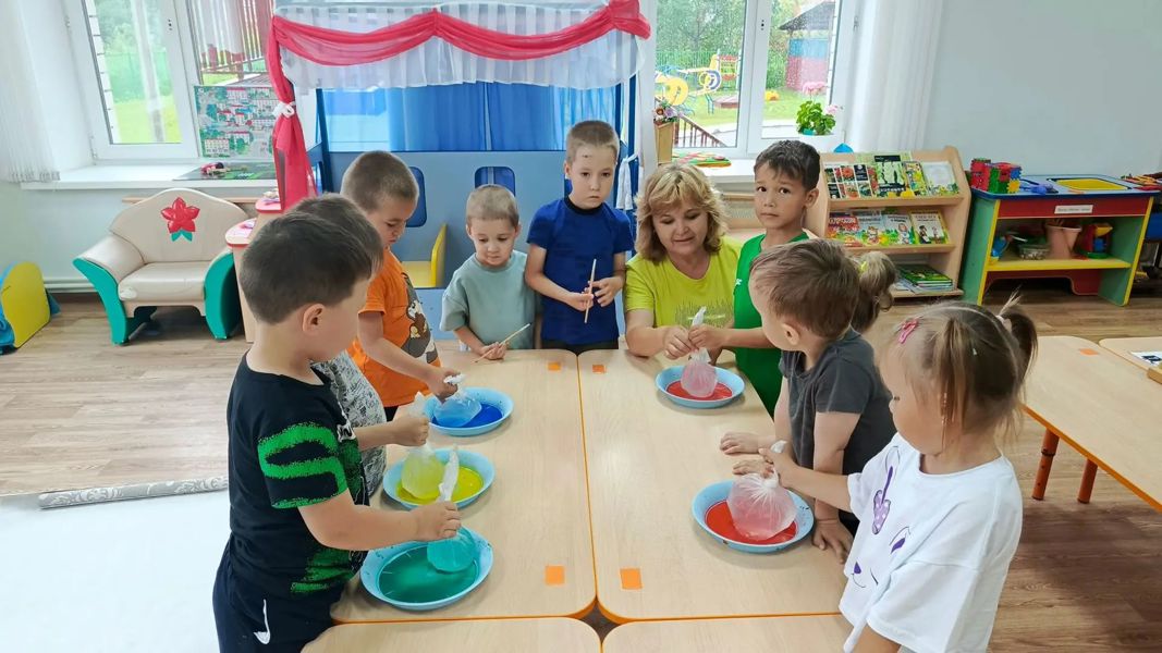 Дошкольники из детского сада «Солнышко» создали общую картину на празднике «Планета детства»