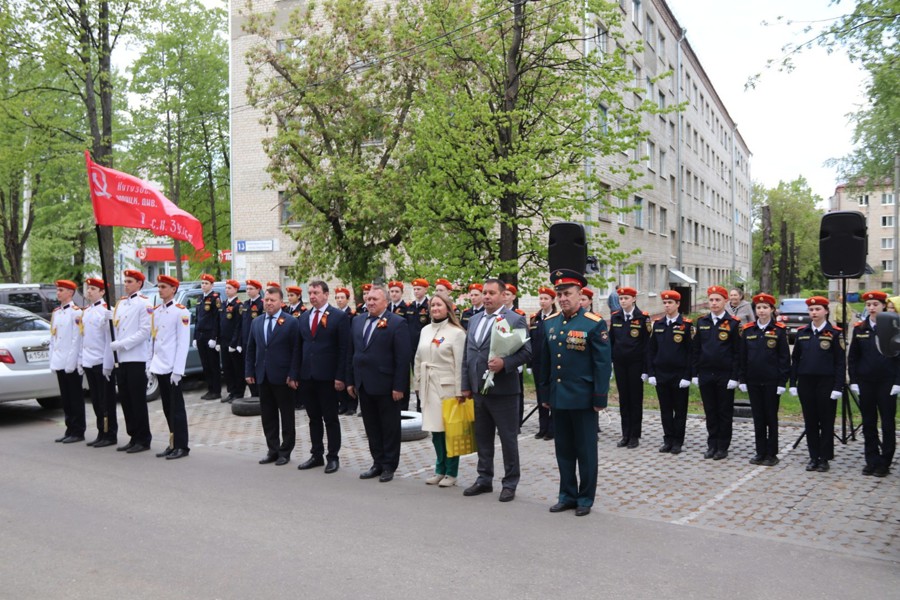 В Новочебоксарске поздравили ветеранов в рамках акции «Парад у дома ветерана»