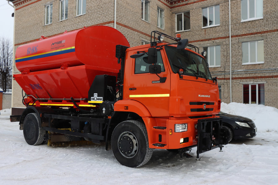 Для улучшения уборки была куплена комбинированная дорожная машина, которая будет использоваться для обслуживания и содержания дорог города Ядрин