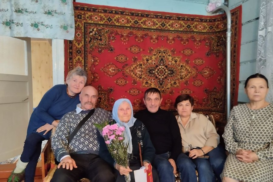 В Шемуршинском муниципальном округе продолжается замечательная традиция – поздравление долгожителей на дому с юбилеем