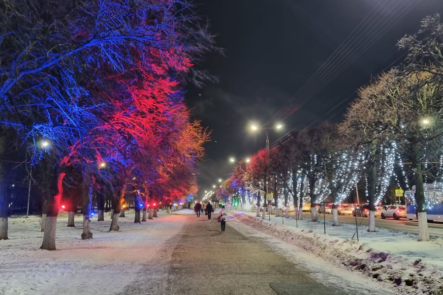 Сквер возле Национальной библиотеки в Чебоксарах встречает горожан новогодними огнями