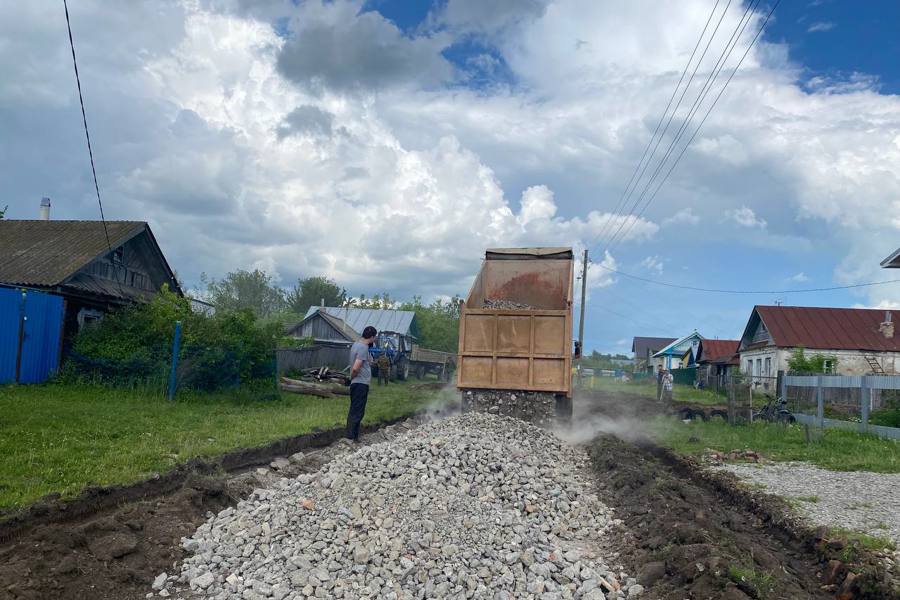 В деревне Пикшики по улице Газовая идут дорожные работы