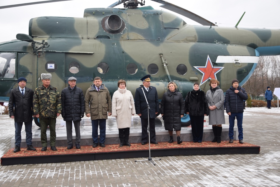 В столичной школе состоялось открытие Аллеи Героев