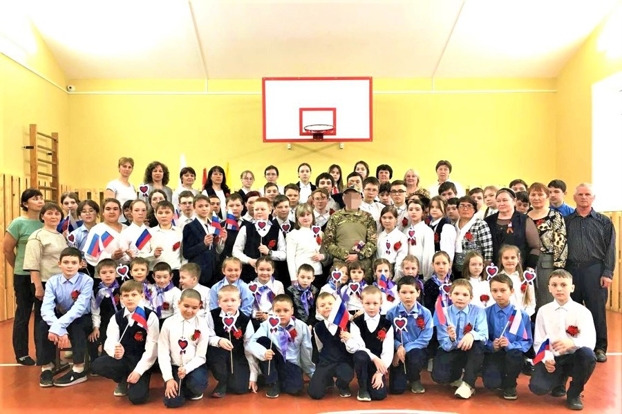 Напольнокотякскую школу посетил уважаемый учитель, участник специальной военной операции, приехавший в отпуск, Владимир Алексеев.