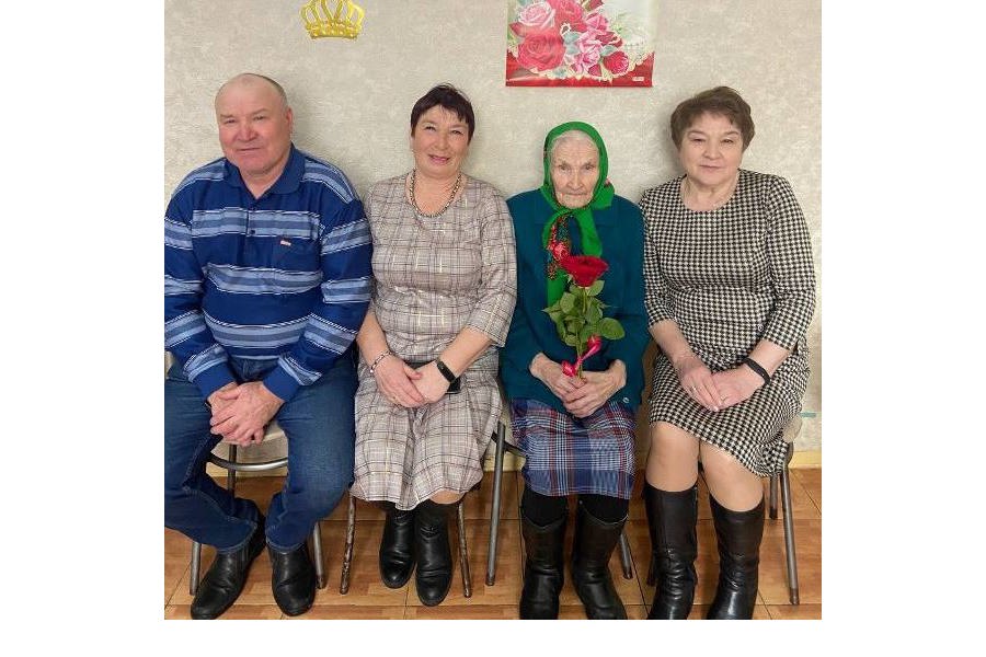 95-летний юбилей отметила труженик тыла, жительница Мариинского Посада Таисия Андреева