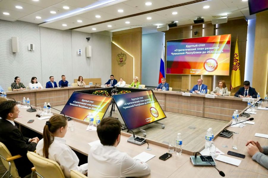 От теории к реальным кейсам: Олег Николаев представил будущим управленцам из Москвы примеры развития Чувашии