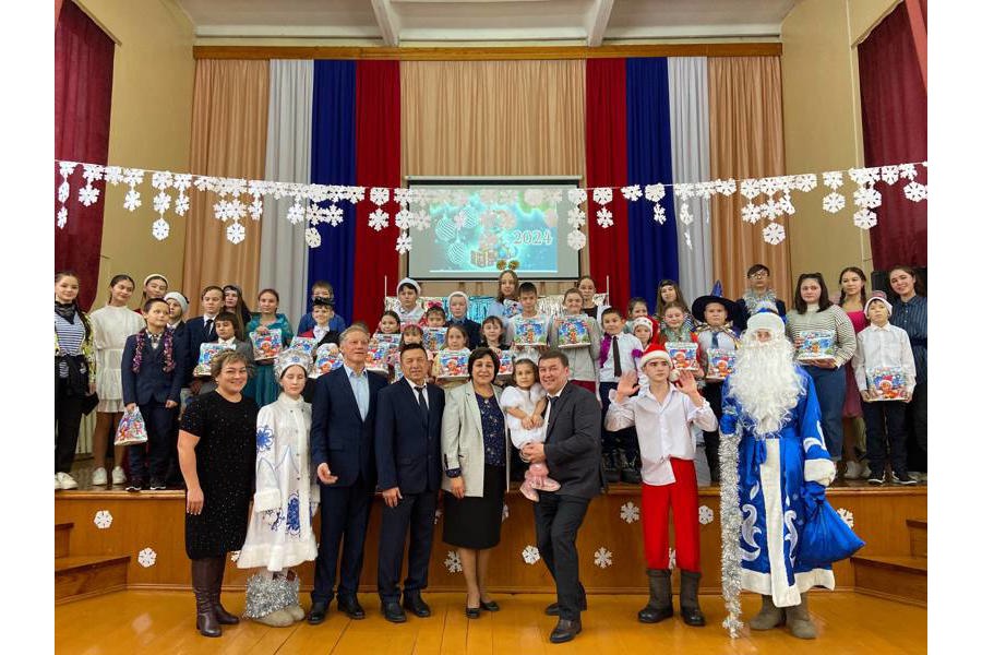 В МБОУ «Яльчикская СОШ» прошла Новогодняя елка для детей с ОВЗ и детей –инвалидов