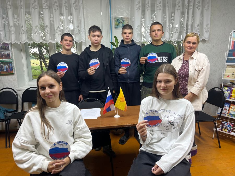 В Липовском сельском клубе прошла познавательная программа для подростков «Цвета моей Родины»