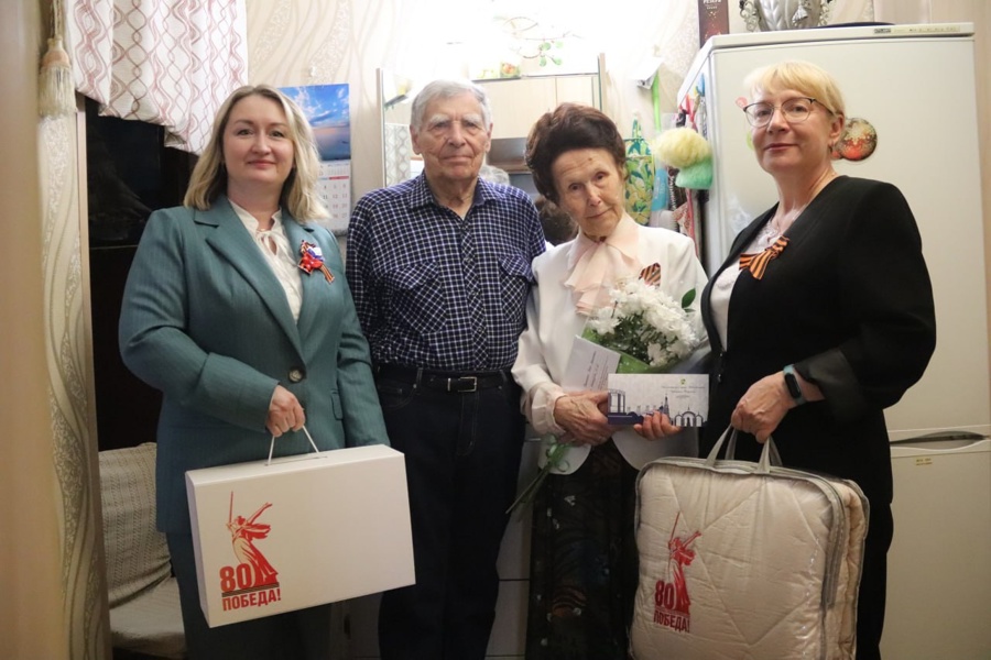 Жительница блокадного Ленинграда Нина Каменская получила подарок ко Дню Победы от имени Главы Чувашской Республики